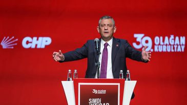 &Ouml;zg&uuml;r &Ouml;zel, CHP Kurultayı'nda Tek Aday Olarak Genel Başkanlığa Yeniden Se&ccedil;ildi