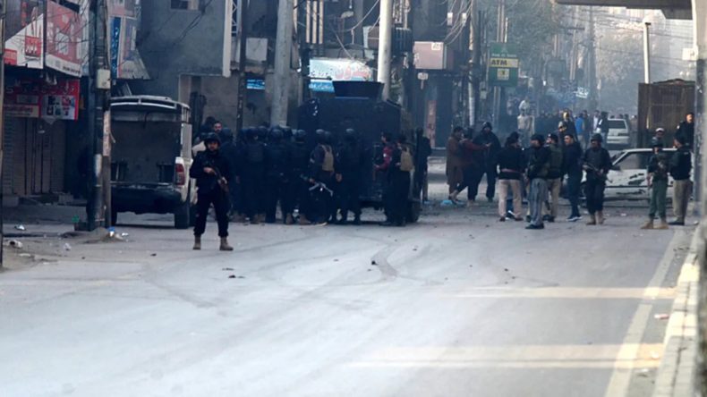 Pakistan&rsquo;da kanlı saldırı: Jandarma karakolunda intihar bombacısı dehşet sa&ccedil;tı