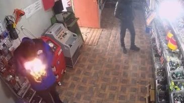 Panik Anları… &Ccedil;akmağı &Ccedil;akınca Y&uuml;z&uuml; Alevlerin Arasında Kaldı