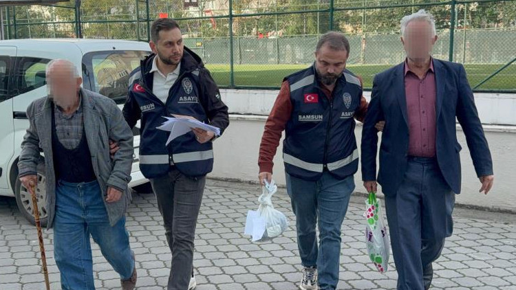 Parkta Uygunsuz Davranışta Bulunan İki Kişi G&ouml;zaltına Alındı