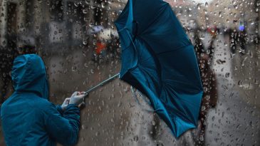Pastırma Sıcaklıkları Geri D&ouml;n&uuml;yor! Sağanak ve G&uuml;&ccedil;l&uuml; Fırtına Uyarısı: &Ccedil;ok Sert Esecek | Meteoroloji Tarih Verdi