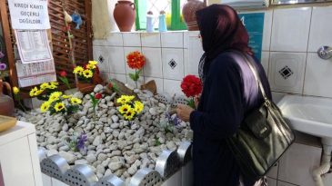 Pide Salonundaki Gizemli Mezar M&uuml;şterileri Şaşırttı! Sırrı Ortaya &Ccedil;ıktı… İşte 'Ayırt Dede'nin Hikayesi…