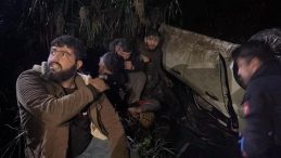 Polisten Ka&ccedil;arken Kaza Yaptılar! Otomobilde 9 Ka&ccedil;ak G&ouml;&ccedil;men Yakalandı