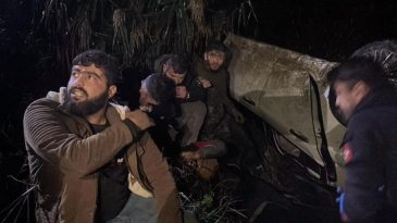 Polisten Ka&ccedil;arken Kaza Yaptılar! Otomobilde 9 Ka&ccedil;ak G&ouml;&ccedil;men Yakalandı