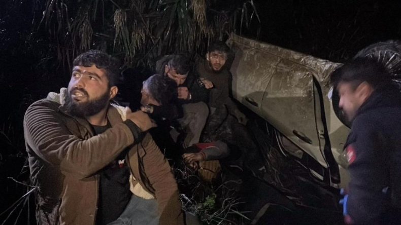 Polisten Ka&ccedil;arken Kaza Yaptılar! Otomobilde 9 Ka&ccedil;ak G&ouml;&ccedil;men Yakalandı