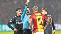 Rakiple Dalga Ge&ccedil;en Futbolcuya Kul&uuml;b&uuml;nden Ceza