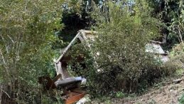 Rize'de Ahşap Yapı &Ccedil;&ouml;kt&uuml;: 2 &Ouml;l&uuml;, 1 Yaralı