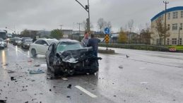 Sakarya'da 3 Araç Çarpıştı: 2 Yaralı