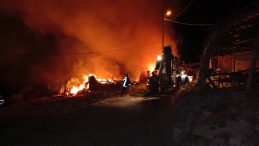 Samanlık, Ev ve Balya Yığınları K&uuml;l Oldu