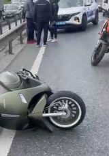 Sefak&ouml;y'de Motosiklet Bariyerlere &Ccedil;arptı: 1 Kişi Hayatını Kaybetti, 1 Kişi Ağır Yaralı