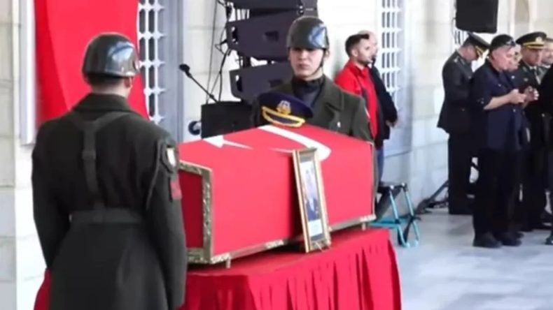 Şehit Pilot Yarbay G&ouml;khan Korkmaz, son yolculuğuna uğurlandı: Şehidin oğlu babasının kıyafetleriyle t&ouml;rene katıldı