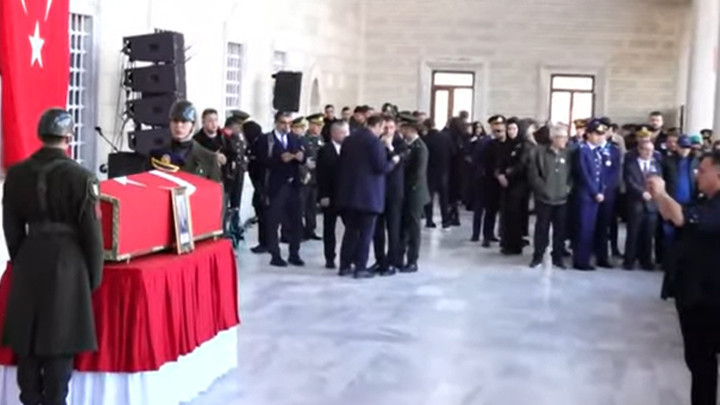 Şehit Pilot Yarbay G&ouml;khan Korkmaz, son yolculuğuna uğurlanıyor