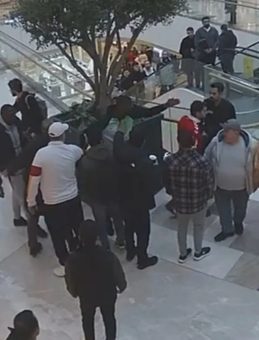 Senegalli Milli Futbolcu Papy Djilobodji'nin Zor Anları Kameralarda: AVM'de Silah Çekilip Şemsiye Fırlatıldı!