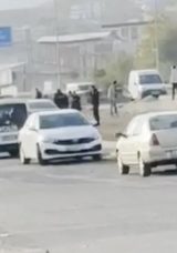 Siirt&rsquo;te Sokak Ortasında Kavga: Taş, Sopa ve Silahlar Havada U&ccedil;uştu! 5 Yaralı