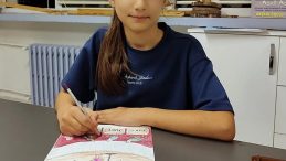 Sinoplu Minik Dahi! 10 Yaşındaki Sare Nur Karikat&uuml;r&uuml;yle D&uuml;nya Birincisi Oldu