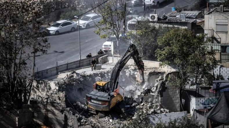 Siyonist İsrail Ordusu Batı Şeria'da 6 Ticari Tesisi Yıktı