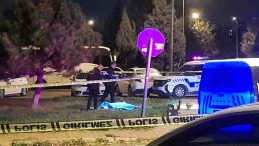 Sokak ortasında koca dehşeti: Eşini boğazından bıçakladı!