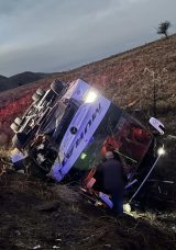 SON DAKİKA: Afyonkarahisar'da felaket gibi kaza! Yolcu otob&uuml;s&uuml; devrildi: 2 &ouml;l&uuml;, 21 yaralı