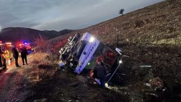 SON DAKİKA: Afyonkarahisar'da felaket gibi kaza! Yolcu otob&uuml;s&uuml; devrildi: 2 &ouml;l&uuml;, 21 yaralı