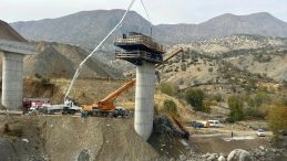 SON DAKİKA: K&ouml;pr&uuml; inşaatında 4 iş&ccedil;i yaşamını yitirdi! Facianın &ouml;ncesinde hatıra fotoğrafı &ccedil;ekmişler&hellip;