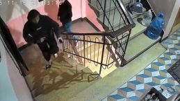 SON DAKİKA: Ortak&ouml;y'de Şaşırtıcı Olay! &Ccedil;atı Katında Banyo Yapıp, Şişelere İhtiyacını Giderdi!