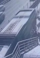 SON DAKİKA&hellip; Cevizlibağ'da Metrob&uuml;s Engelli Vatandaşa &Ccedil;arparak Hayatına Son Verdi: Kaza Anı Kameralara Yansıdı!