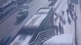 SON DAKİKA&hellip; Cevizlibağ'da Metrob&uuml;s Engelli Vatandaşa &Ccedil;arparak Hayatına Son Verdi: Kaza Anı Kameralara Yansıdı!