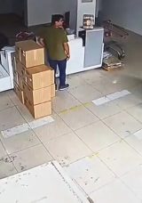 SON DAKİKA&hellip; Dolandırıcılardan kargo teslimat kodu oyunu: Kendini &ccedil;alışan olarak tanıttı bakın nasıl yakalandı!