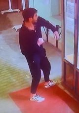 SON DAKİKA&hellip; Eskişehir'de Şok Olay! Cami Kapısına Saldırı: G&uuml;venlik Kamerası Her Şeyi Kaydetti!