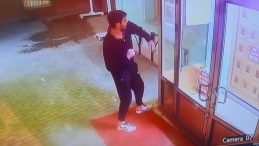 SON DAKİKA&hellip; Eskişehir'de Şok Olay! Cami Kapısına Saldırı: G&uuml;venlik Kamerası Her Şeyi Kaydetti!