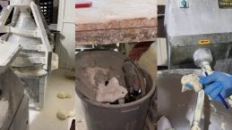 SON DAKİKA&hellip; Hatay&rsquo;daki Fırın Denetiminde Şok Edici G&ouml;r&uuml;nt&uuml;: Zabıta B&ouml;cekleri Saymakta Zorlandı!