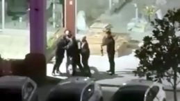 SON DAKİKA&hellip; İstanbul Beylikd&uuml;z&uuml;'nde gasp dehşeti: Para vermeyince &ouml;ld&uuml;resiye darp ettiler!