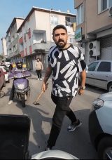 SON DAKİKA&hellip; İstanbul'da Trafikte Yol Verme Tartışması: 'Kafanı G&ouml;z&uuml;n&uuml; Kıracağım' Diyerek Baltayla Saldırdı!