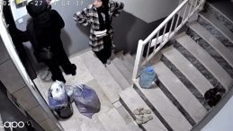 SON DAKİKA&hellip; İstanbul&rsquo;da iki kadın kamerada! 'Sizi g&ouml;r&uuml;yorum, gelin buraya' ifadesini duyunca&hellip;