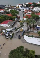 SON DAKİKA&hellip; Meteoroloji Uyarıları Ger&ccedil;ekleşti! İzmir, Muğla ve &Ccedil;anakkale'yi Sağanak Yağış Vurdu: Yollar G&ouml;l Oldu, Evler Su Altında Kaldı!