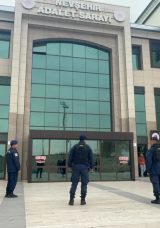 SON DAKİKA&hellip; Nevşehir'de yaşanan şaşırtıcı olay! Eşinin bı&ccedil;akla yaraladığı adam, adliyeye pompalı t&uuml;fekle gitti!