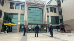 SON DAKİKA… Nevşehir'de yaşanan şaşırtıcı olay! Eşinin bıçakla yaraladığı adam, adliyeye pompalı tüfekle gitti!