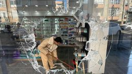 SON DAKİKA&hellip; Şanlıurfa'da Eczaneye Pompalı T&uuml;fekli Saldırı: Polis, Saldırganların Peşinde!