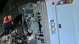 SON DAKİKA&hellip; Siirt'te dehşet dolu kaza! Maden iş&ccedil;ilerini taşıyan midib&uuml;s u&ccedil;urumdan aşağı d&uuml;şt&uuml;: 2'si ağır 15 yaralı!