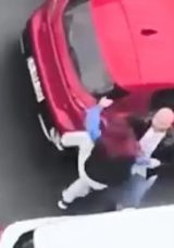 SON DAKİKA&hellip; Yer İstanbul Beylikd&uuml;z&uuml;! İki Kadın S&uuml;r&uuml;c&uuml; Yol Verme Nedeniyle &Ccedil;atıştı: K&uuml;f&uuml;rler Havada U&ccedil;uştu!