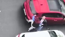 SON DAKİKA&hellip; Yer İstanbul Beylikd&uuml;z&uuml;! İki Kadın S&uuml;r&uuml;c&uuml; Yol Verme Nedeniyle &Ccedil;atıştı: K&uuml;f&uuml;rler Havada U&ccedil;uştu!