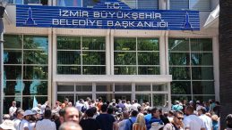 Sosyal Haklarını Almayan İzmir B&uuml;y&uuml;kşehir Belediyesi İş&ccedil;ileri Oturma Eylemi Başlattı