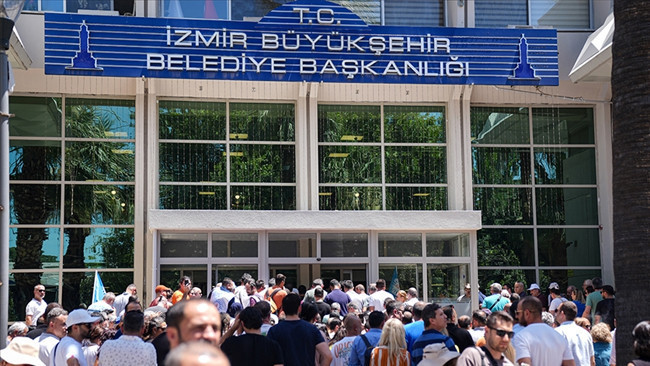 Sosyal Haklarını Almayan İzmir B&uuml;y&uuml;kşehir Belediyesi İş&ccedil;ileri Oturma Eylemi Başlattı