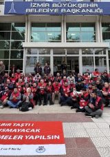 Sosyal Haklarını Talep Eden İzmir B&uuml;y&uuml;kşehir Belediyesi İş&ccedil;ilerinden Oturma Eylemi