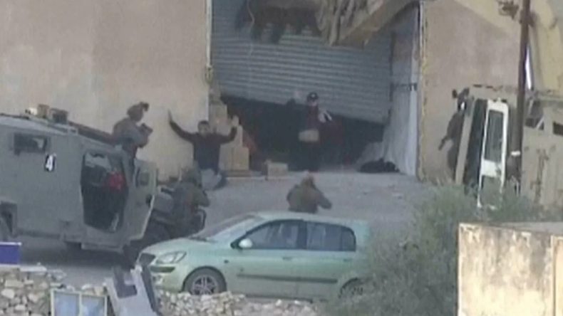 Soykırımcı İsrail Güçleri, Teslim Olan 2 Filistinliyi İnfaz Etti