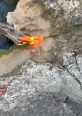 Suları &ccedil;ekilen Eğirdir G&ouml;l&uuml;'nde inanılmaz olay: &Ccedil;akmağı &ccedil;akmasıyla kayalıklar alev aldı!