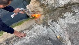 Suları &ccedil;ekilen Eğirdir G&ouml;l&uuml;'nde inanılmaz olay: &Ccedil;akmağı &ccedil;akmasıyla kayalıklar alev aldı!