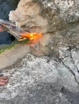 Suları çekilen Eğirdir Gölü'nde inanılmaz olay: Çakmağı çakmasıyla kayalıklar alev aldı!