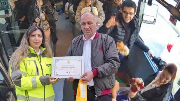 S&uuml;rpriz Davranışıyla Y&uuml;rekleri Isıttı! İETT Şof&ouml;r&uuml; &Ouml;d&uuml;llendirildi