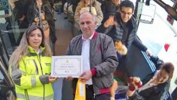 S&uuml;rpriz Davranışıyla Y&uuml;rekleri Isıttı! İETT Şof&ouml;r&uuml; &Ouml;d&uuml;llendirildi